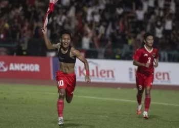 Pesepak bola Timnas Indonesia U-22 Beckham Putra Nugraha (kiri) berselebrasi usai mencetak gol ke gawang Thailand pada pertandingan final sepak bola SEA Games 2023 di National Olympic Stadium, Phnom Penh, Kamboja, Selasa (16/5/2023). Indonesia meraih medali emas usai memenangi pertandingan dengan skor 5-2. ANTARA FOTO/Muhammad Adimaja/rwa.