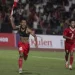 Pesepak bola Timnas Indonesia U-22 Beckham Putra Nugraha (kiri) berselebrasi usai mencetak gol ke gawang Thailand pada pertandingan final sepak bola SEA Games 2023 di National Olympic Stadium, Phnom Penh, Kamboja, Selasa (16/5/2023). Indonesia meraih medali emas usai memenangi pertandingan dengan skor 5-2. ANTARA FOTO/Muhammad Adimaja/rwa.