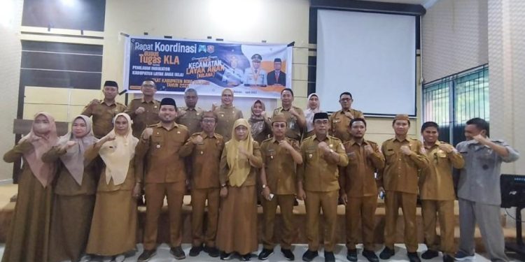 Wabup Merlan S. Uloli menghadiri sekaligus memberikan sambutan pada Rakor gugus tugas KLA terkait dengan penilaian indikator KLA tingkat Kabupaten Bone Bolango tahun 2023 yang dirangkaikan dengan deklarasi Kelana, di ruang Tolopani Bappeda Litbang Bone Bolango, Senin (03/04/2023). (Foto AKP/Diskominfo)