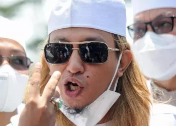 Habib Bahar bin Smith (tengah) memberikan keterangan kepada media saat tiba di Polda Jabar untuk menjalani pemeriksaan di Bandung, Jawa Barat, Senin (3/1/2022). Tim Gabungan Polda Jabar memeriksa Bahar Smith terkait dengan kasus dugaan ujaran kebencian dalam isi sebuah ceramah yang dilakukan di Bandung. [ANTARA FOTO/Raisan Al Farisi]