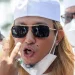 Habib Bahar bin Smith (tengah) memberikan keterangan kepada media saat tiba di Polda Jabar untuk menjalani pemeriksaan di Bandung, Jawa Barat, Senin (3/1/2022). Tim Gabungan Polda Jabar memeriksa Bahar Smith terkait dengan kasus dugaan ujaran kebencian dalam isi sebuah ceramah yang dilakukan di Bandung. [ANTARA FOTO/Raisan Al Farisi]