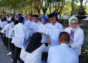 Wabup Merlan S. Uloli bersama Sekda Ishak Ntoma saat menggelar halal bi halal pada apel perdana pasca lebaran Idul Fitri 1444 H, Rabu (26/4/2023). (Foto AKP/Diskominfo)