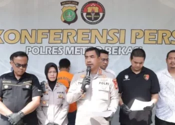 Ungkap kasus pembunuhan suami terhadap istri saat ungkap perkara di Mapolres Metro Bekasi, Selasa (9/5/2023). [ANTARA]