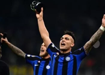 Striker Inter Milan, Lautaro Martinez merayakan kemenangan usai memastikan diri lolos final Liga Champions 2023 usai mengalahkan AC Milan dengan skor agregate 3-0 di Stadion Guseppe Meazza, Rabu (17/5/2023) dini hari WIB. (Foto: AFP)
