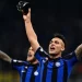 Striker Inter Milan, Lautaro Martinez merayakan kemenangan usai memastikan diri lolos final Liga Champions 2023 usai mengalahkan AC Milan dengan skor agregate 3-0 di Stadion Guseppe Meazza, Rabu (17/5/2023) dini hari WIB. (Foto: AFP)