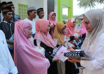 Wabup Merlan S. Uloli saat memberi bingkisan Idul Fitri kepada warga Desa Dutohe pada kegiatan buka puasa bersama IKA SMANKAB Angkatan 1988 dan 1991 di Masjid Al-Marhamah IKA SMANKAB, Kamis (13/4/2023). (Foto Amalia/Diskominfo)