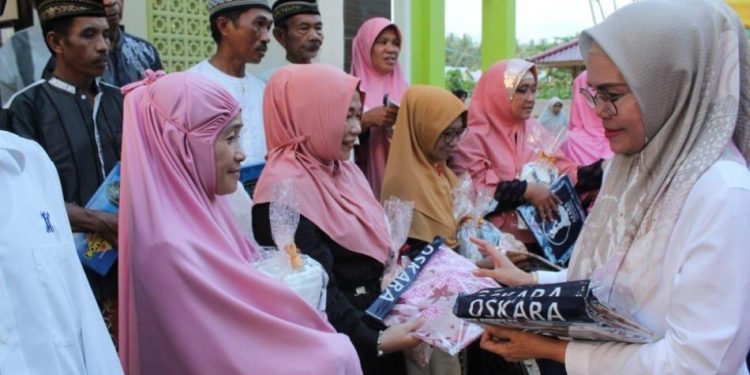 Wabup Merlan S. Uloli saat memberi bingkisan Idul Fitri kepada warga Desa Dutohe pada kegiatan buka puasa bersama IKA SMANKAB Angkatan 1988 dan 1991 di Masjid Al-Marhamah IKA SMANKAB, Kamis (13/4/2023). (Foto Amalia/Diskominfo)