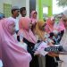 Wabup Merlan S. Uloli saat memberi bingkisan Idul Fitri kepada warga Desa Dutohe pada kegiatan buka puasa bersama IKA SMANKAB Angkatan 1988 dan 1991 di Masjid Al-Marhamah IKA SMANKAB, Kamis (13/4/2023). (Foto Amalia/Diskominfo)