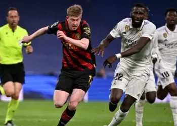 Gelandang Manchester City Kevin De Bruyne (kiri) berusaha untuk melewati hadangan bek Real Madrid Antonio Rudiger dalam pertandingan leg pertama semifinal Liga Champions di Santiago Bernabeu pada 10 Mei 2023. ANTARA/AFP/JAVIER SORIANO.
