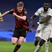 Gelandang Manchester City Kevin De Bruyne (kiri) berusaha untuk melewati hadangan bek Real Madrid Antonio Rudiger dalam pertandingan leg pertama semifinal Liga Champions di Santiago Bernabeu pada 10 Mei 2023. ANTARA/AFP/JAVIER SORIANO.