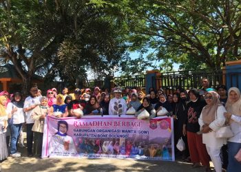 GOW Bone Bolango saat menyerahkan bantuan sembako kepada para petugas kebersihan, Jumat (7/4/2023).