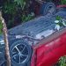 Mobil yang ditumpangi Ariyati Polapa saat masuk jurang di Desa Atoga, Kecamatan Nuangan, Boltim, Jumat (12/5/2023).