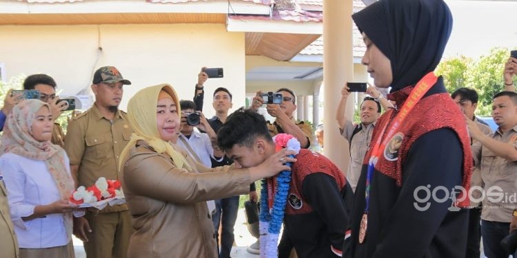 Wakil Bupati Pohuwato Suharsi Igirisa saat menyambut dua atlet Pohuwato yang berhasil mempersembahkan medali pada Sea Games 2023 di Kamboja. (F. Yusuf/Gopos)