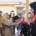 Wakil Bupati Pohuwato Suharsi Igirisa saat menyambut dua atlet Pohuwato yang berhasil mempersembahkan medali pada Sea Games 2023 di Kamboja. (F. Yusuf/Gopos)