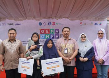 Bupati Bone Bolango Hamim Pou (kedua kiri) bersama Kepala Perwakilan Bank Indonesia, Dian Nugraha (empat kanan), serta Wakil Bupati Bone Bolango, Merlan Uloli (dua kiri), berpose bersama usai penyerahan bantuan dalam program Gema Kompas untuk penurunan stunting di wilayah Bone Bolango, Jumat (5/5/2023. (Dok. KPw BI Gorontalo)
