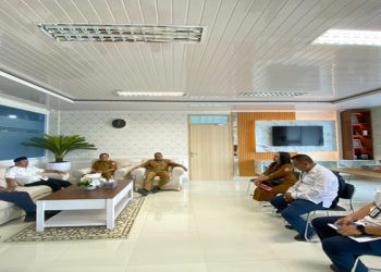 Bupati Hamim Pou saat menemui pihak BPJN untuk berkoordinasi terkait perbaikan sejumlah ruas jalan di Bone Bolango. (Foto Istimewa)