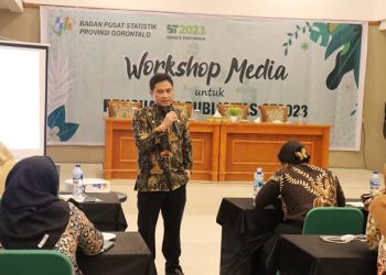 Kepala BPS Provinsi Gorontlao, Mukhamad Mukhanif memberikan materi saat workshop media, Selasa (16/5/2023) (muhajir/gopos)