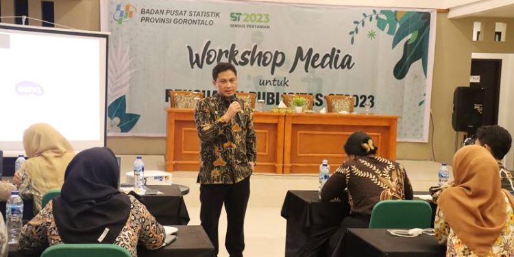 Kepala BPS Provinsi Gorontlao, Mukhamad Mukhanif memberikan materi saat workshop media, Selasa (16/5/2023) (muhajir/gopos)