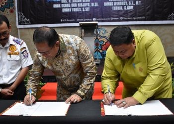 Kepala Balai Pengelola Transportasi Darat (BPTD) Kelas II Gorontalo Dominggus (kanan) bersama Hasan Bisri (kiri) saat sertijab yang digelar di Hotel Aston Kota Gorontalo. Senin (29/5/2023).(F. Sari/gopos)