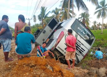 Kondisi bus AKAP Harvest usai kecelakaan di jalan trans Sulawesi Desa Molosipat, Kecamatan Popayato Barat, Pohuwato, Gorontalo. (f. Istimewa)