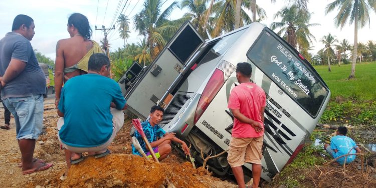 Kondisi bus AKAP Harvest usai kecelakaan di jalan trans Sulawesi Desa Molosipat, Kecamatan Popayato Barat, Pohuwato, Gorontalo. (f. Istimewa)