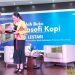 Kepala Perwakilan BI Gorontalo, Dian Nugraha (kiri) menyerahkan cinderamata kepada penulis buku, Dee Lestari, dalam acara bedah buku filosofi kopi yang diselenggarkan KPw BI Gorontalo, Rabu (31/5/2023). (foto: Lukman Polimengo)