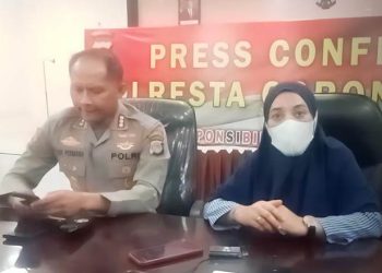 Kapolresta Gorontalo Kota, Kombes Pol Ade Permana bersama ibu kandung bocah 6 tahun, memberikan penjelasan mengenai  kabar ditemukannya bocah yang hilang di wilayah Bekasi, Jawa Barat. (Putra/gopos)