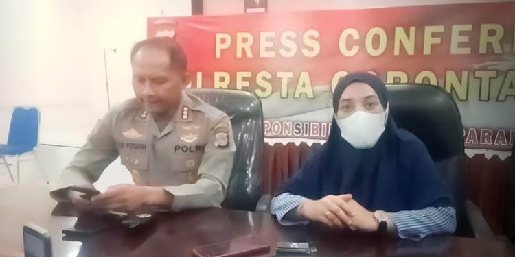 Kapolresta Gorontalo Kota, Kombes Pol Ade Permana bersama ibu kandung bocah 6 tahun, memberikan penjelasan mengenai  kabar ditemukannya bocah yang hilang di wilayah Bekasi, Jawa Barat. (Putra/gopos)