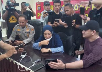 Orang tua bocah 6 tahun saat melakukan video conference dengan sang anak di Mapolresta Gorontalo Kota, Jumat (5/5/2023).(rama/gopos)