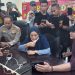 Orang tua bocah 6 tahun saat melakukan video conference dengan sang anak di Mapolresta Gorontalo Kota, Jumat (5/5/2023).(rama/gopos)