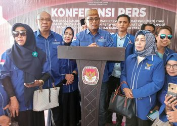 Sekretaris DPD Partai Demokrat Provinsi Gorontalo, Amir Habuke, memberi keterangan pers usai mengajukan daftar bacaleg ke KPU Provinsi Gorontalo, Sabtu (13/5/2023).(hasan/gopos)