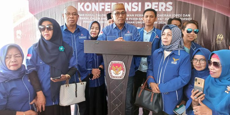 Sekretaris DPD Partai Demokrat Provinsi Gorontalo, Amir Habuke, memberi keterangan pers usai mengajukan daftar bacaleg ke KPU Provinsi Gorontalo, Sabtu (13/5/2023).(hasan/gopos)
