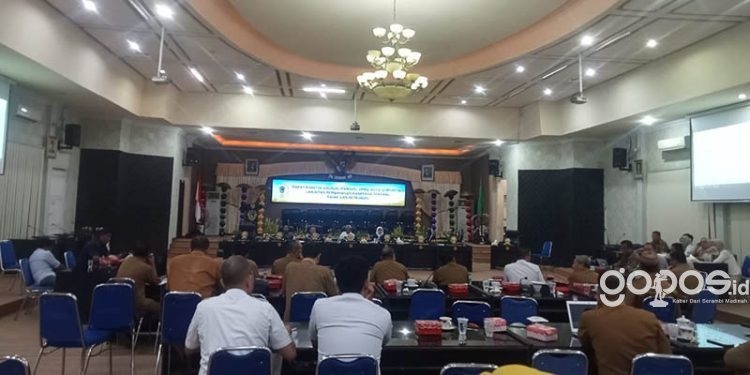 Rapat pansus DPRD Kota Gorontalo, pembahasan ranperda tentang pajak dan Retribusi daerah, Senin (29/5/2023). Sari/gopos