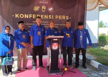 Ketua DPC Demokrat Pohuwato Iwan Abay menyampaikan keterangan pers usai menyerahkan dokumen Bacaleg di KPU Pohuwato, Ahad (13/5/2023). (Istimewa)