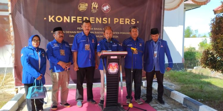 Ketua DPC Demokrat Pohuwato Iwan Abay menyampaikan keterangan pers usai menyerahkan dokumen Bacaleg di KPU Pohuwato, Ahad (13/5/2023). (Istimewa)