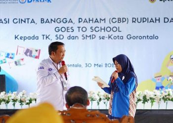 Kepala Perwakilan Bank Indonesia Provinsi Gorontalo, Dian Nugraha, memberikan edukasi CBP dan QRIS Goes to School di SMP Negeri 8 Kota Gorontalo. (dok. Humas BI Gorontalo)