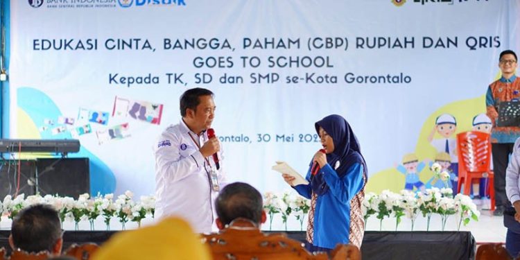 Kepala Perwakilan Bank Indonesia Provinsi Gorontalo, Dian Nugraha, memberikan edukasi CBP dan QRIS Goes to School di SMP Negeri 8 Kota Gorontalo. (dok. Humas BI Gorontalo)