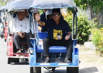 Bakal Calon Anggota DPD, Fadel Muhammad, menuju ke kantor KPU Provinsi Gorontalo dengan menggunakan bentor untuk mendaftar sebagai bakal calon anggota DPD, Senin (1/5/2023).