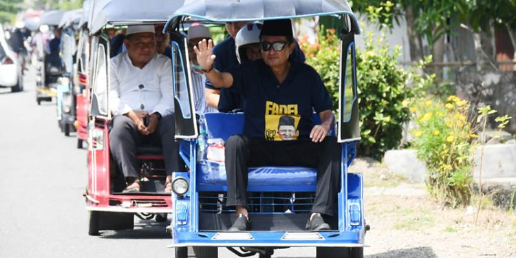 Bakal Calon Anggota DPD, Fadel Muhammad, menuju ke kantor KPU Provinsi Gorontalo dengan menggunakan bentor untuk mendaftar sebagai bakal calon anggota DPD, Senin (1/5/2023).