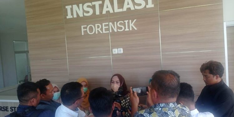 Ketua P2TPA Kabupaten Gorontalo, Forry Naway, saat berada di RS Bhayangkara Gorontalo, Selasa (16/5/2023).