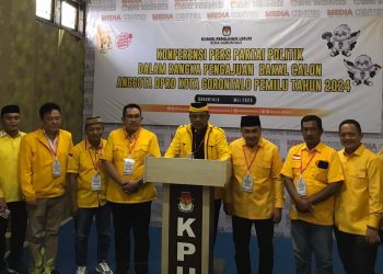 Ketua DPD II Golkar Kota Gorontalo Risman Taha saat memberi keterangan pers di KPU, Ahad (14/5/2023)