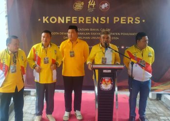Ketua DPD II Golkar Pohuwato Nasir Giasi saat memberi keterangan pers di KPU, Ahad (14/5/2023).