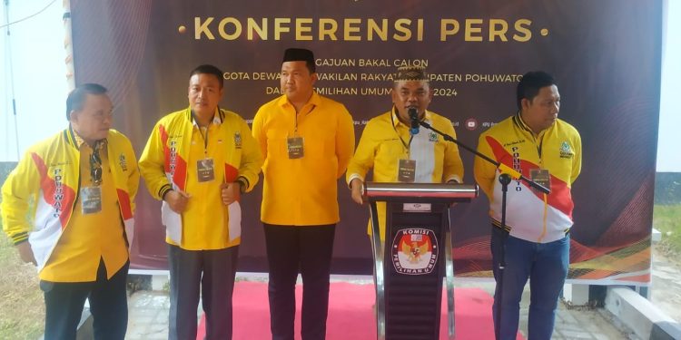 Ketua DPD II Golkar Pohuwato Nasir Giasi saat memberi keterangan pers di KPU, Ahad (14/5/2023).