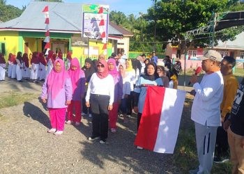 Wakil Ketua Komisi II DPRD Pohuwato, Rizal Pasuma, Melepaskan Peserta Jalan Sehat Ulang Tahun Desa Dambalo, Rabu 31/05/2023 (Yusuf/Gopos)