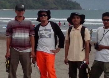 Survei hutan pantai lintas sektor tahun 2013. Dari kiri ke kanan: Yudhicara (KESDM-Badan Geologi), Aditya Hani (KLHK/BRIN), Semeidi Husrin (KKP/BRIN), Joko Prihantono (KKP), dan Aprizon Putra (KKP). ANTARA/HO-Dokumentasi pribadi