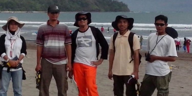 Survei hutan pantai lintas sektor tahun 2013. Dari kiri ke kanan: Yudhicara (KESDM-Badan Geologi), Aditya Hani (KLHK/BRIN), Semeidi Husrin (KKP/BRIN), Joko Prihantono (KKP), dan Aprizon Putra (KKP). ANTARA/HO-Dokumentasi pribadi