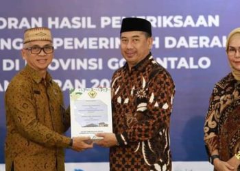 Bupati Hamim Pou didampingi Wakil Bupati Merlan S. Uloli saat menerima Laporan Hasil Pemeriksaan (LHP) atas Laporan Keuangan Pemerintah Daerah (LKPD) 2022 yang diserahkan langsung oleh Kepala BPK Perwakilan Provinsi Gorontalo, Ahmad Lutfi Rahmatullah, Rabu (17/5/2023). (Foto Cila/Prokopim)