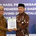 Bupati Hamim Pou didampingi Wakil Bupati Merlan S. Uloli saat menerima Laporan Hasil Pemeriksaan (LHP) atas Laporan Keuangan Pemerintah Daerah (LKPD) 2022 yang diserahkan langsung oleh Kepala BPK Perwakilan Provinsi Gorontalo, Ahmad Lutfi Rahmatullah, Rabu (17/5/2023). (Foto Cila/Prokopim)