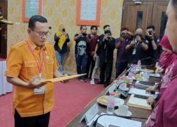 Ketua DPC Hanura Kota Gorontalo Ekwan Ahmad mengantar berkas Bacaleg di KPU Kota Gorontalo, Minggu (14/5/2023)