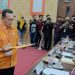 Ketua DPC Hanura Kota Gorontalo Ekwan Ahmad mengantar berkas Bacaleg di KPU Kota Gorontalo, Minggu (14/5/2023)